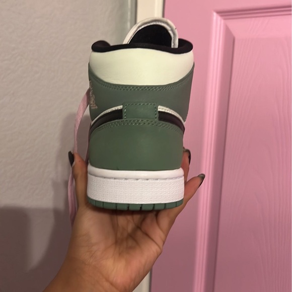 Woman’s air Jordan Dutch green - Picture 10 of 12